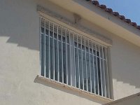 סורגית מדגם באנקר מותקנת על חלון בקומה השניה של בית פרטי על מנת למנוע גישה של פורצים