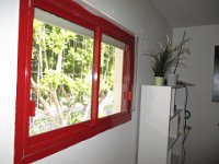 סורגית מדגם קלאסיק מותקנת על חלון חדר האורחים בדירה בעיר כפר סבא  מראה אלגנטי ויפה