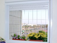 מבט מתוך הסלון  במקרים בהם הדופן של הקיר מספיק רחב ניתן לשלב אדניות במרווח שבין הסורגית לחלון הזכוכית