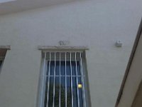 סורגית מדגם באנקר מותקנת על חלון בקומה השניה של בית פרטי על מנת למנוע גישה של פורצים