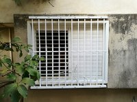 סורגית מדגם באנקר - התקנה על הקיר החיצוני של החלון.