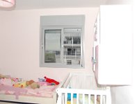 סורגית בחדר הילדים  גם כשהמיטה קרובה לחלון אין חשש. עם סורגית החלון פתוח וילדכם בטוח.