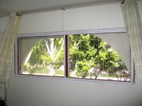 סורגית מדגם קלאסיק מותקנת על חלון בסלון בדירה בעיר כפר סבא  השילוב של חלון בצורת קשת וסורגית בעלת מלבנים יוצר עיצוב ייחודי לחלון כולו. אלגנטי, יפה ובעיקר בטיחותי.