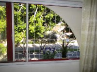 שילוב יפהפה של חלון בצורת קשת על המלבנים של סורגית מדגם קלאסיק מעניק מראה מעוצב וייחודי לחלון.