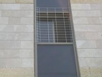 סורגית קלאסיק - התקנת צד  ישנם מקרים בהם החלון הרבה יותר גבוה מהמידה של גובה הסורגית הסטנדרטית (120 ס"מ). במקרה כזה ניתן לבחור אחד משני הפתרונות: 1. להתקין תוספת גובה המחוברת לסורגית באמצעות מחברים מיוחדים 2. לרכוש סורגית רחבה (כגובה החלון) ולסובב אותה עד הצד ב 90 מעלות. מבחינה בטיחותית שני הפתרונות בטיחותיים ויעילים.