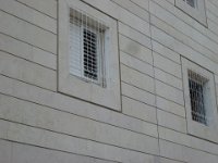 סורגית מדגם קלאסיק מותנת על חלונות קומה ראשונה בבניין מגורים בפתח תקווה.