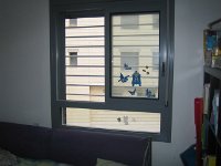 סורגית מדגם פרימיום אופקי מותקנת על חלקו הפתוח בלבד של החלון : סורגים, סורגים לילדים, סורג, סורגית