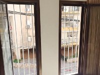 סורגית פרימיום אנכי - מבט מתוך הבית  התקנה בחלונות גבוהים במיוחד בישיבה/בית כנסת בבני ברק
